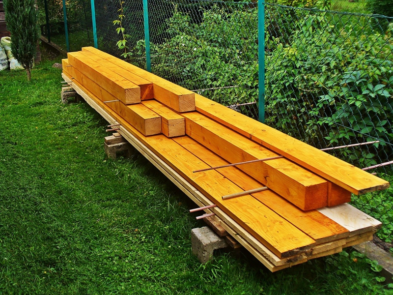 ebeniste-MONTMEYAN-min_boards_the_rafters_joinery_tree_painting_wood_colored_paint-871508