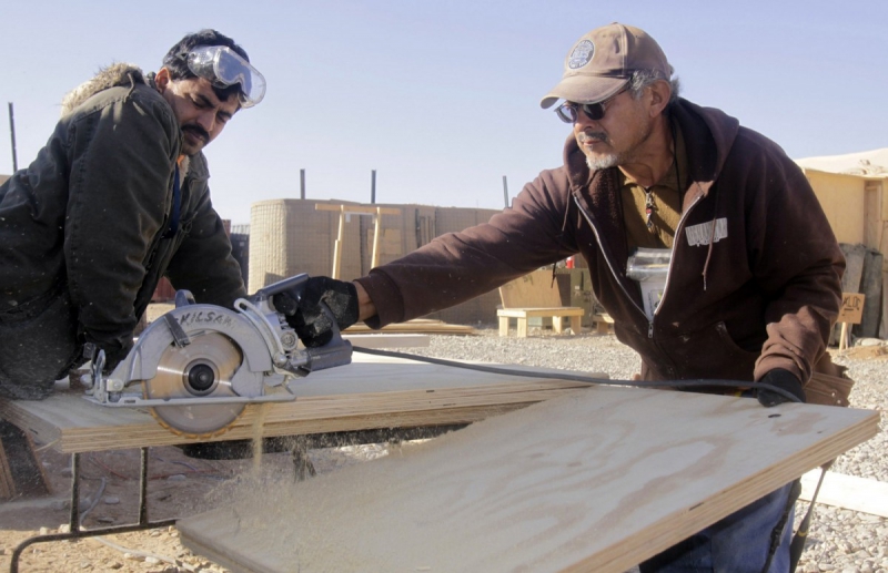 ebeniste-MONTMEYAN-min_men_working_construction_sawing_wood_building_marines_workers_equipment-1064481