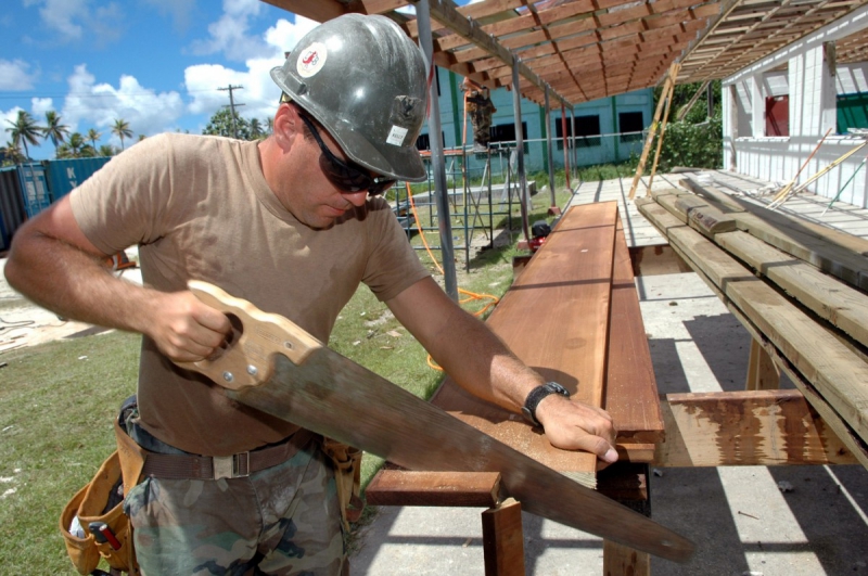 ebeniste-MONTMEYAN-min_worker_construction_building_carpenter_male_job_build_helmet-893290